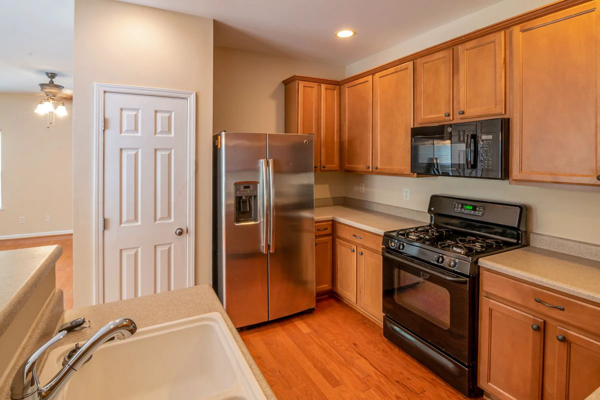 Ready-to-assemble kitchen cabinets